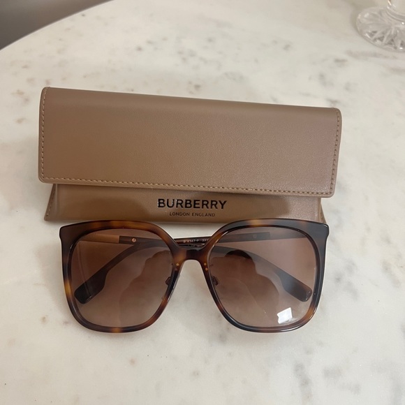 NWOT - Burberry Tortoise Sunglasses - Picture 1 of 8